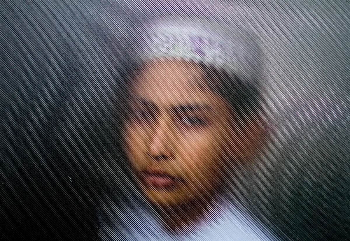 Mohamad Udin Sekh, 12 tuổi, nhìn ra cửa sổ trong tháng ăn chay Ramadan tại trường Jamia, ở Kathmandu, Nepal, ngày 25/7.