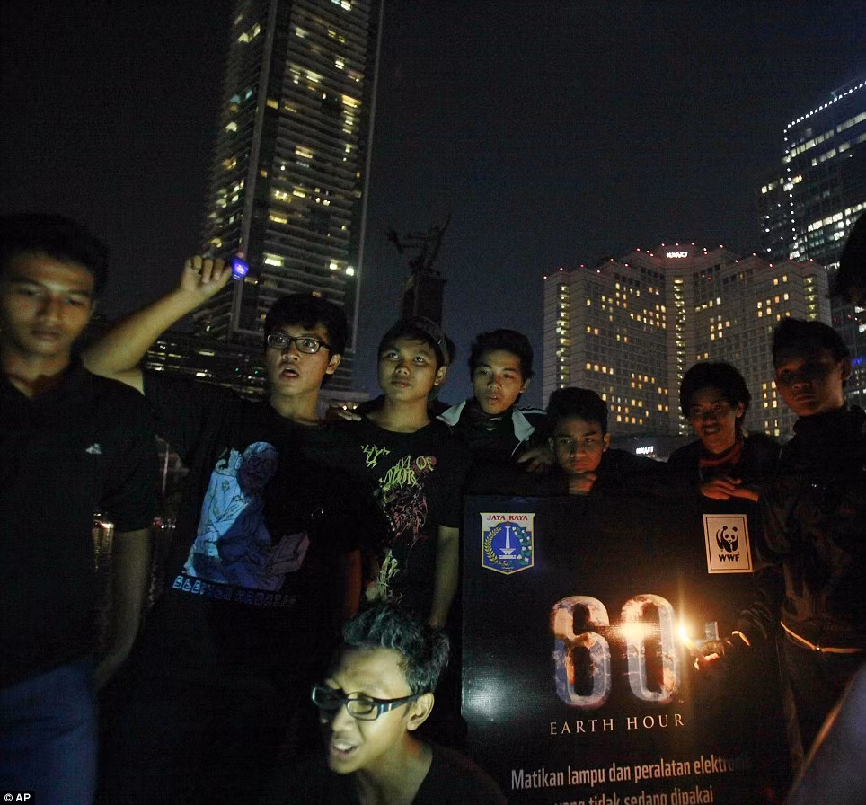 Người dân Jakarta, Indonesia hưởng ứng Giờ Trái đất.