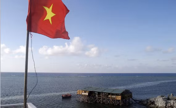 Giới học giả, phân tích chính trị quốc tế gần như đều nhận định, các căn cứ đòi chủ quyền của Trung Quốc đối với Biển Đông đều phi lý và thiếu cơ sở pháp lý cũng như các cơ sở lịch sử.