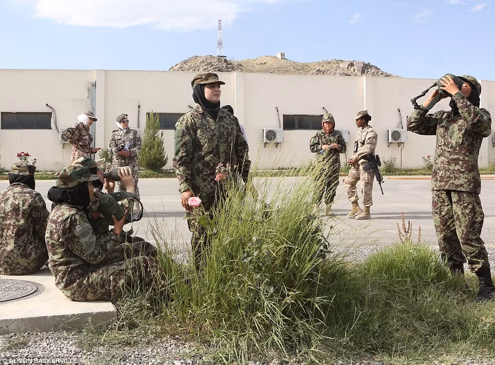 Các nữ quân nhân Afghanistan nghỉ ngơi sau khi thực hành các bài huấn luyện. Họ được đào tạo ở khu vực tách biệt với nam giới