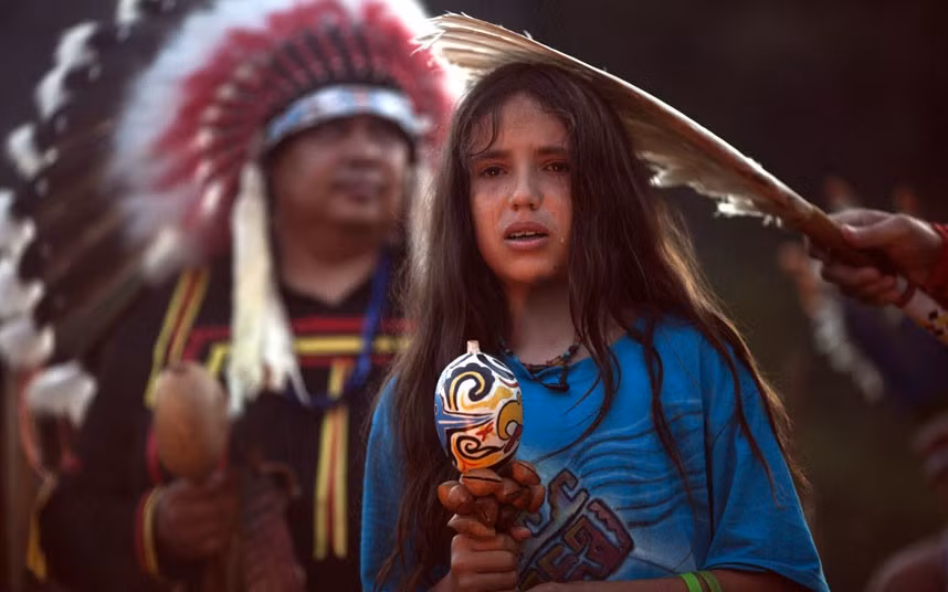 Xiuhtezcatl Martinez từ bộ tộc Azteca tham gia nghi lễ chiếu sáng. Xiuhtezcatl Martinez từ bộ tộc Azteca tham gia nghi lễ chiếu sáng.