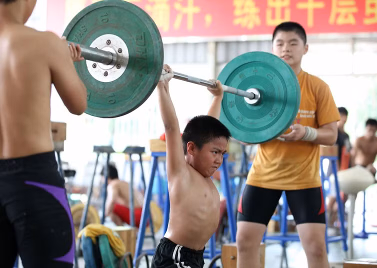 Một vận động viên cử tạ nhí trong giờ tập luyện tại Hạ Môn, Phúc Kiến, đông nam Trung Quốc.
