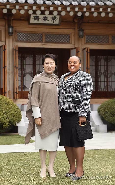 Đệ nhất phu nhân Hàn Quốc Kim Yoon-ok (trái) tiếp bà Nompumelelo Ntuli, vợ của Tổng thống Nam Phi Jacob Zuma