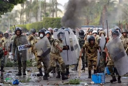 Lực lượng an ninh Ai Cập đối phó với những người biểu tình quá khích tại Cairo hôm 4/5. Ảnh Reuters