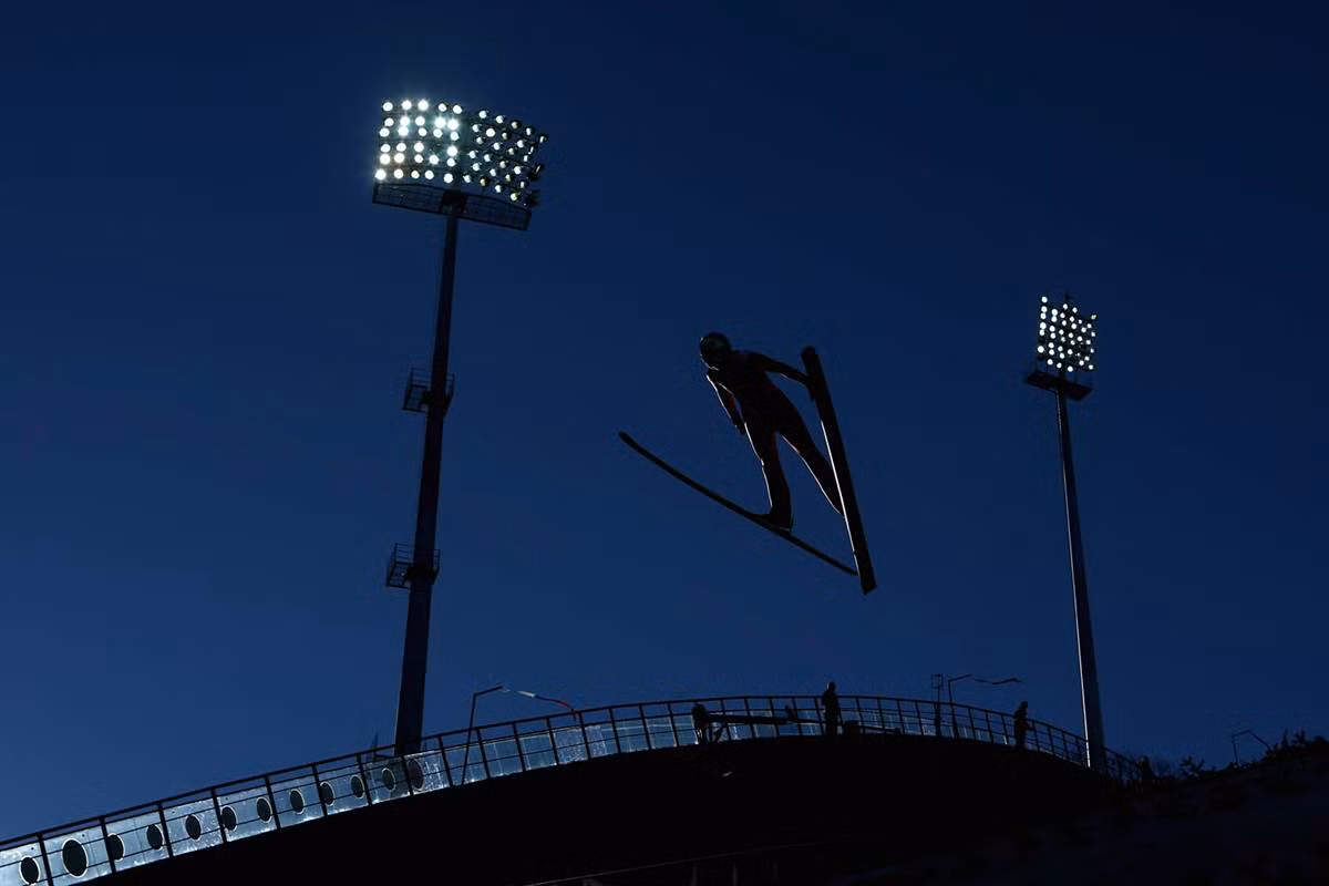Eva Logar của Slovenia thực hiện bài thi tại giải FIS Ski Jumping World Cup ở Sochi, Nga ngày 9/12.