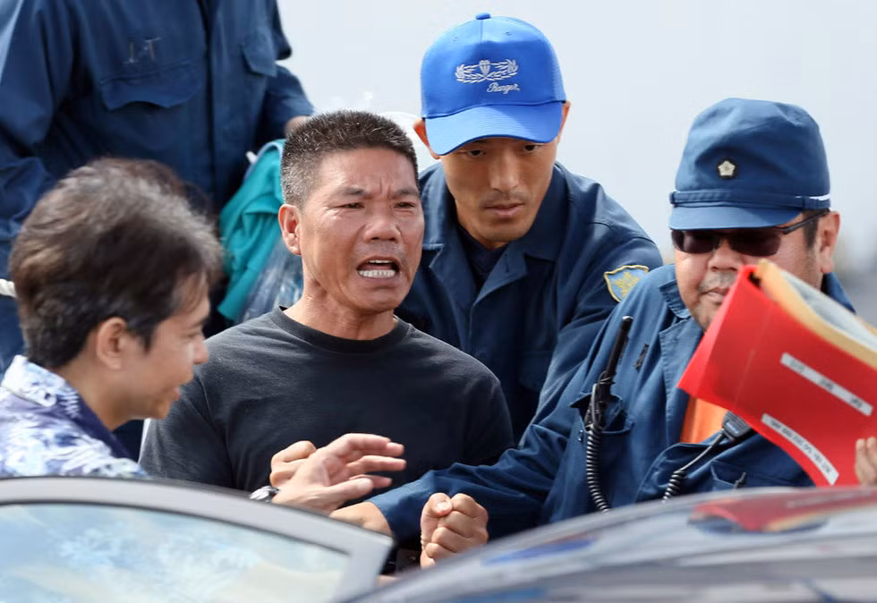 Một trong số những người Trung Quốc vẫn hò hét hô vang các khẩu hiệu ủng hộ Bắc Kinh trong tranh chấp chủ quyền đối với quần đảo Senkaku/Điếu Ngư khi bị áp giải lên xe hơi. Một trong số những người Trung Quốc vẫn hò hét hô vang các khẩu hiệu ủng hộ Bắc Kinh trong tranh chấp chủ quyền đối với quần đảo Senkaku/Điếu Ngư khi bị áp giải lên xe hơi.