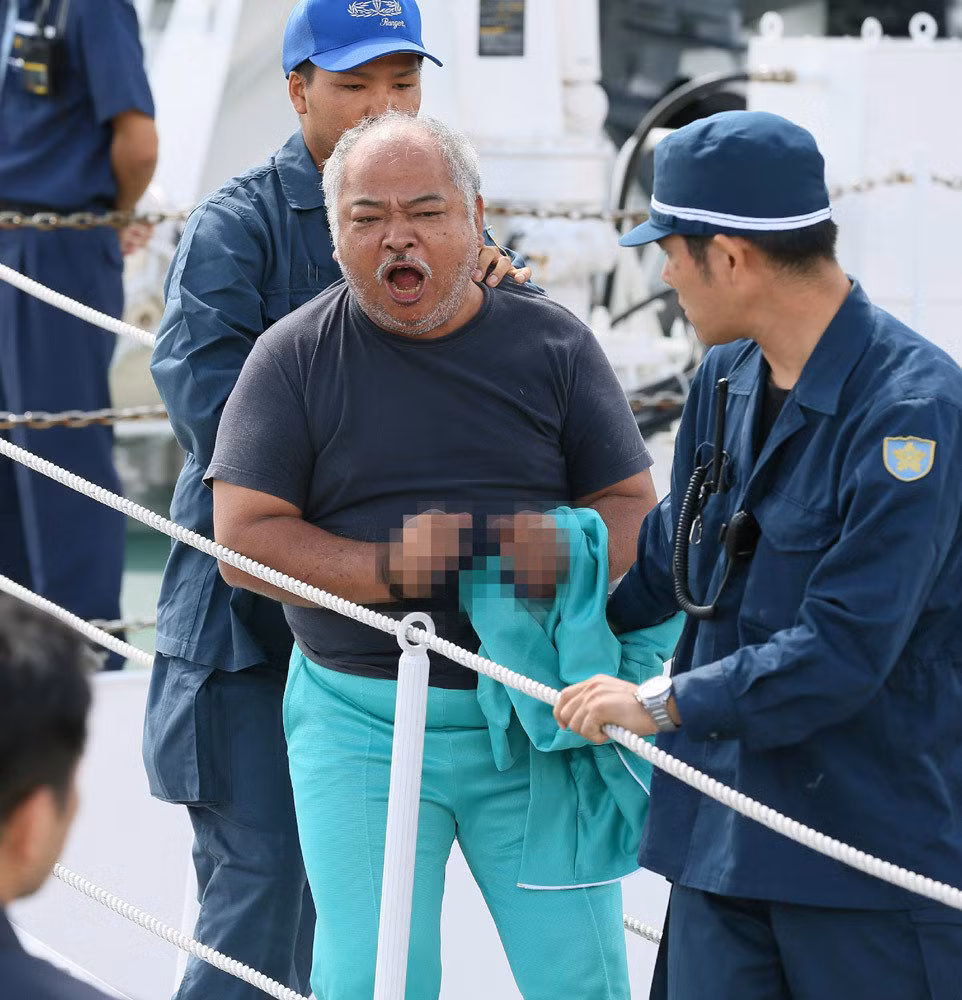Một người Trung Quốc trong nhóm 14 người đến đảo Senkaku được đưa về thành phố Naha. Một người Trung Quốc trong nhóm 14 người đến đảo Senkaku được đưa về thành phố Naha.