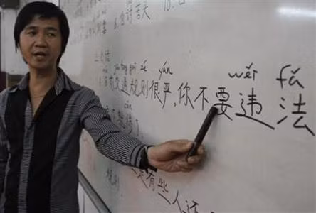 Lâm Minh, 31 tuổi, giáo viên tiếng Trung tại một trung tâm ngoại ngữ ở Phnom Penh, Campuchia Lâm Minh, 31 tuổi, giáo viên tiếng Trung tại một trung tâm ngoại ngữ ở Phnom Penh, Campuchia