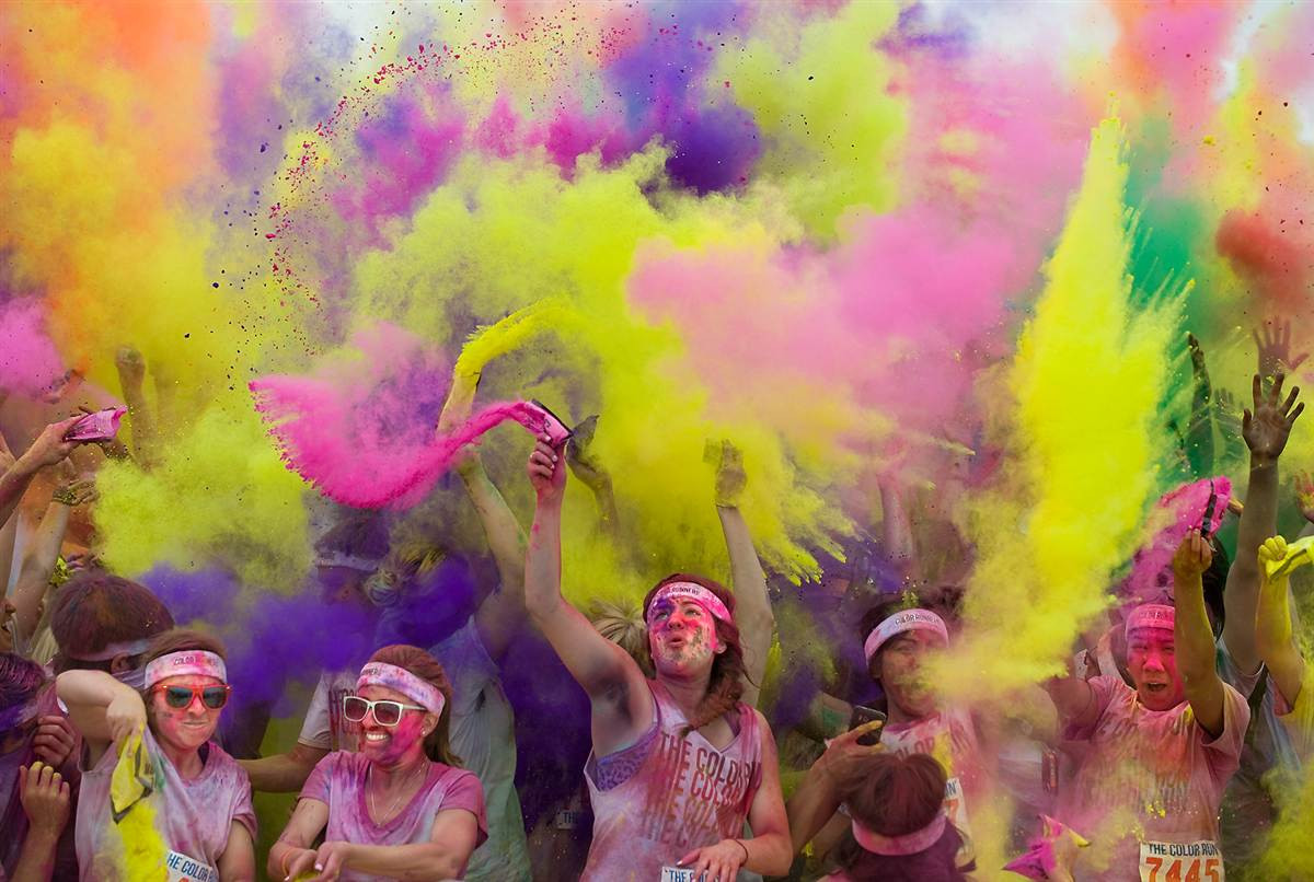 Những người tham gia thi chạy Run Color (dài 5 km) tung bột màu kết thúc cuộc thi tại công viên lớn ở Irvine, California, ngày 22/4.