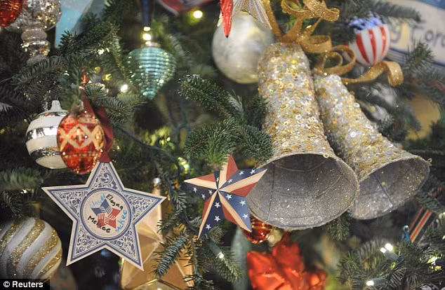 Đồ trang trí trên cây thông Noel tại Phòng Xanh.