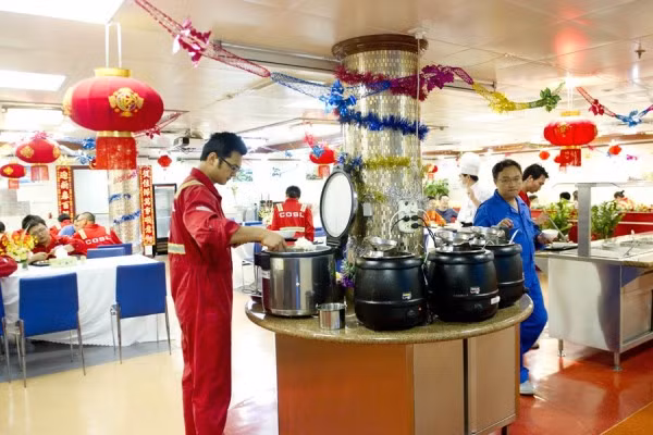 Tiêu chuẩn của mỗi bữa ăn tại đây gồm có 8 món nóng, 6 món lạnh với 2 loại súp bổ dưỡng. Ngoài ra, ban đêm còn phục vụ một bữa ăn nhẹ.