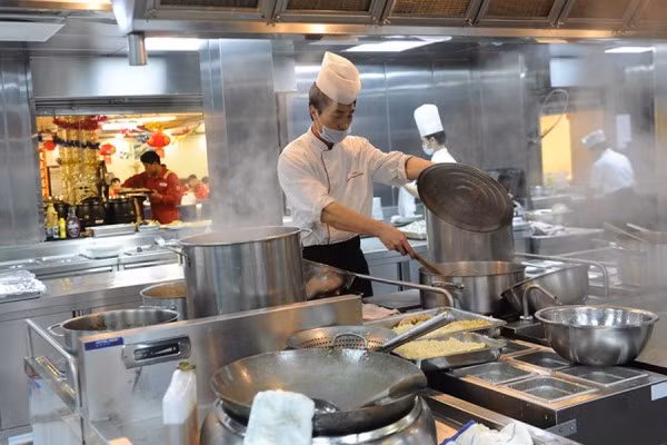 Đảm nhiệm việc nấu nướng phục vụ các công nhân làm việc trên giàn khoan đều là các đầu bếp có tay nghề.