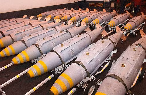 Bom bunker-buster 13,6 tấn
