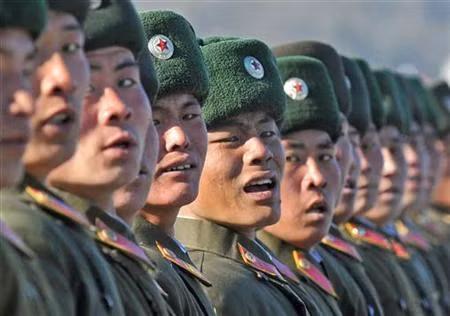 Binh sĩ Triều Tiên tham gia lễ diễu binh kỷ niệm 70 năm ngày sinh Chủ tịch Kim Jong-il tại Bình Nhưỡng hôm 16/2/2012. Ảnh Reuters/Kyodo Binh sĩ Triều Tiên tham gia lễ diễu binh kỷ niệm 70 năm ngày sinh Chủ tịch Kim Jong-il tại Bình Nhưỡng hôm 16/2/2012. Ảnh Reuters/Kyodo
