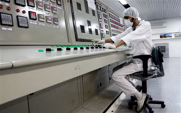 Một kỹ thuật viên Iran làm việc tại Cơ sở chuyển đổi uranium gần Isfahan. Ảnh: AP Một kỹ thuật viên Iran làm việc tại Cơ sở chuyển đổi uranium gần Isfahan. Ảnh: AP
