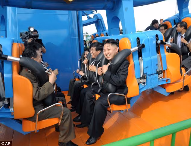 Nhà lãnh đạo Kim Jong-un đi tàu lượn. Nhà lãnh đạo Kim Jong-un đi tàu lượn.