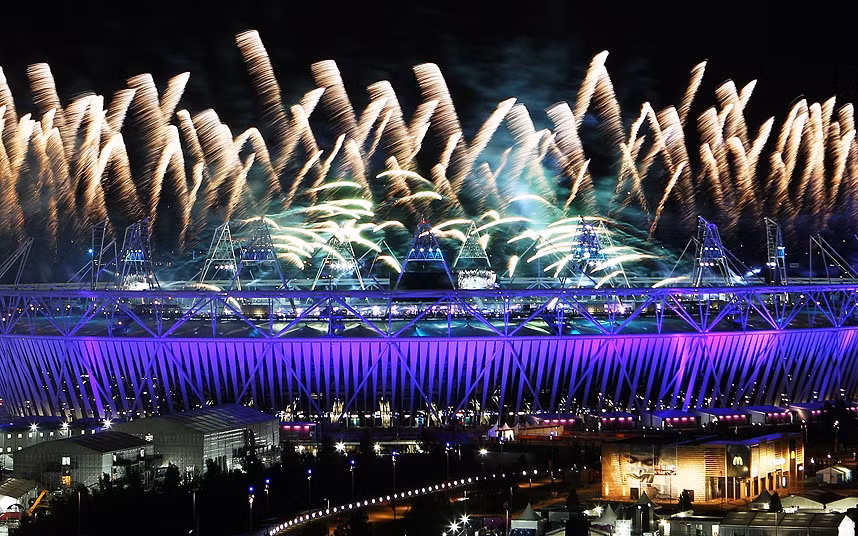 Pháo hoa lấp đầy bầu trời phía trên sân vận động Olympic.