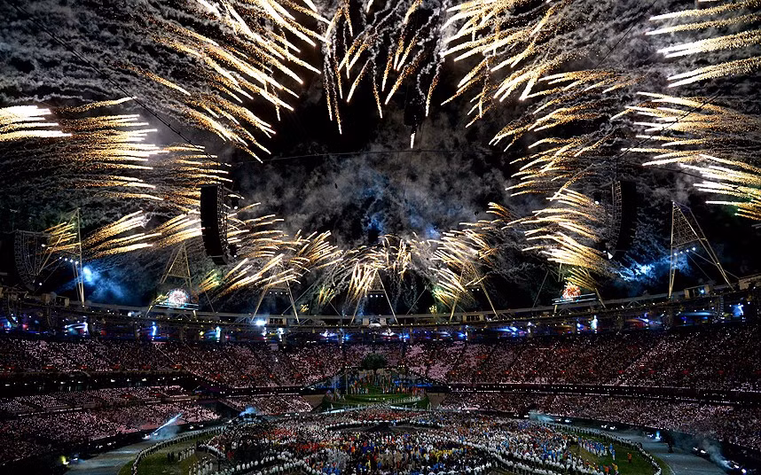 Pháo hoa lấp đầy bầu trời phía trên sân vận động Olympic.