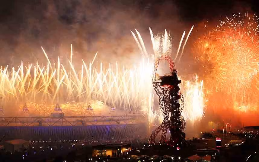 Pháo hoa lấp đầy bầu trời phía trên sân vận động Olympic.