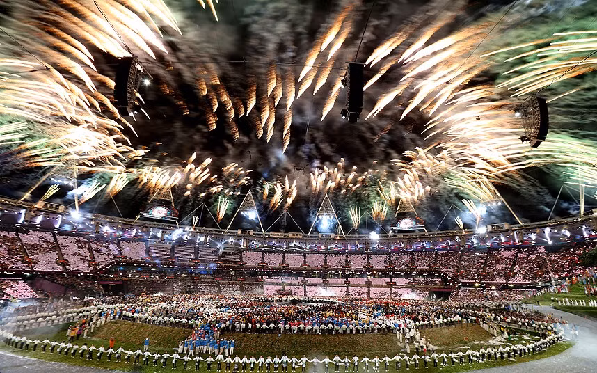 Pháo hoa lấp đầy bầu trời phía trên sân vận động Olympic.