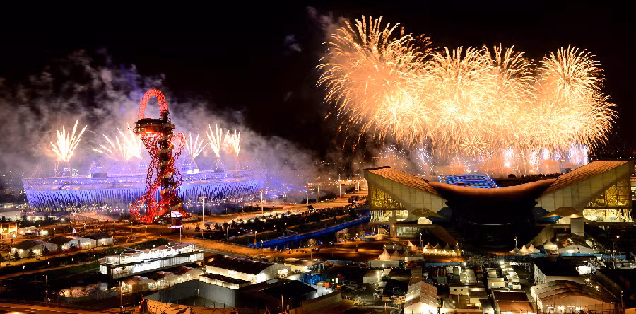 Pháo hoa lấp đầy bầu trời phía trên sân vận động Olympic.