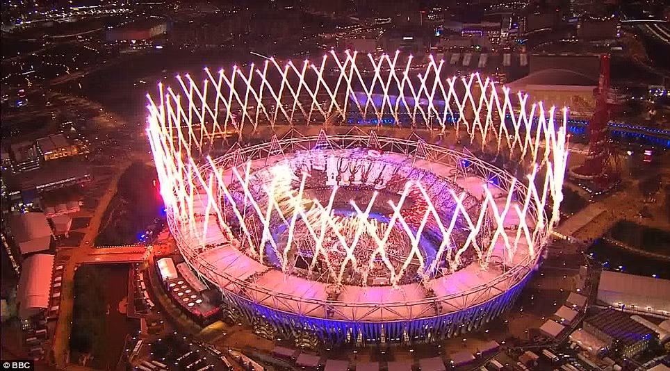 Pháo hoa lấp đầy bầu trời phía trên sân vận động Olympic.