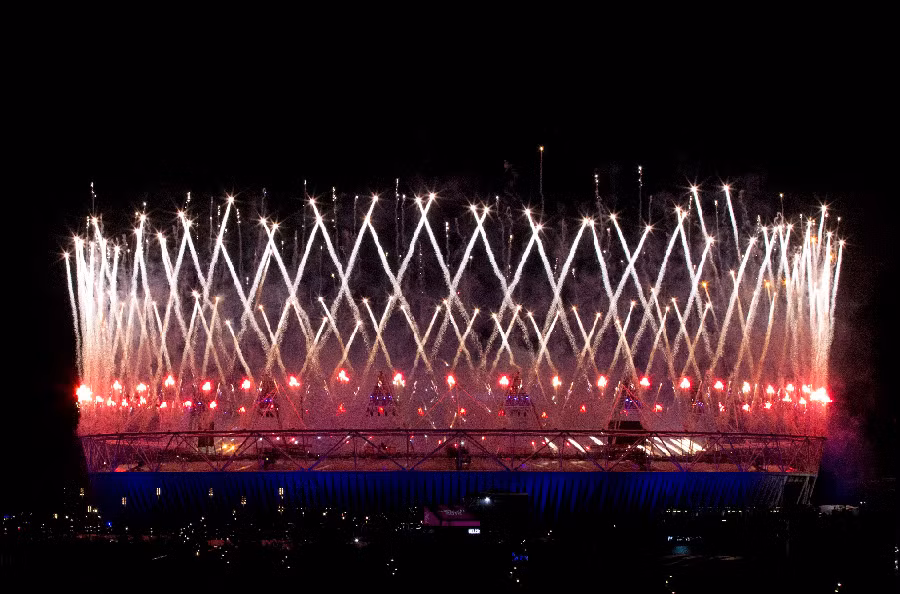 Pháo hoa lấp đầy bầu trời phía trên sân vận động Olympic.
