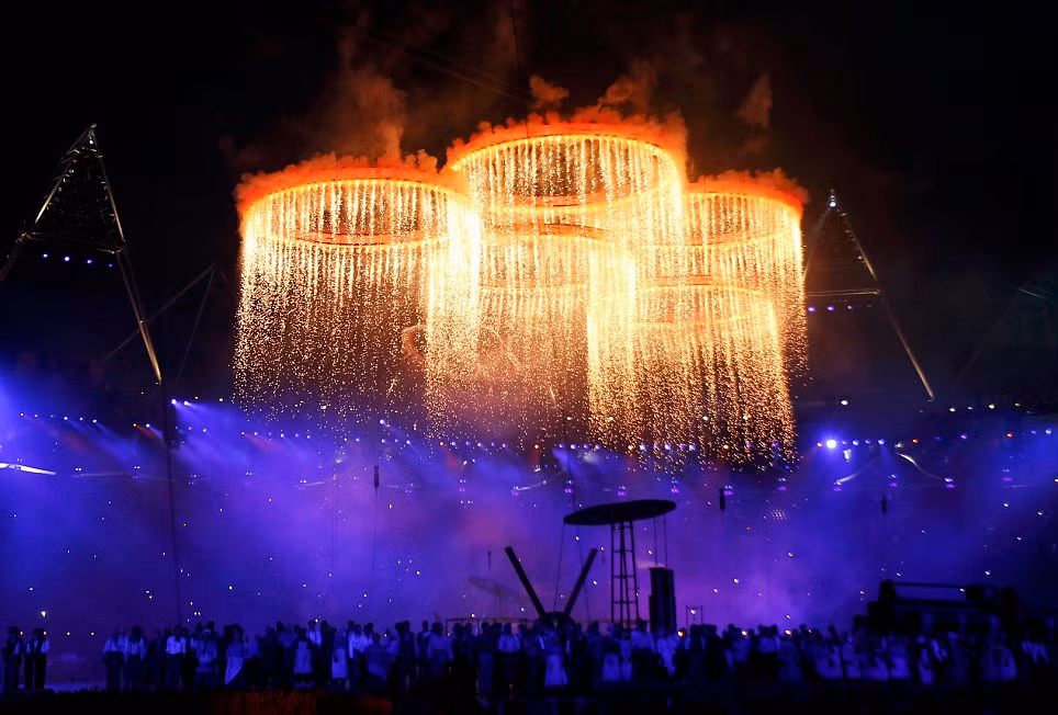 Pháo hoa được bắn từ các vòng tròn Olympic tượng trưng cho cuộc cách mạng công nghiệp.