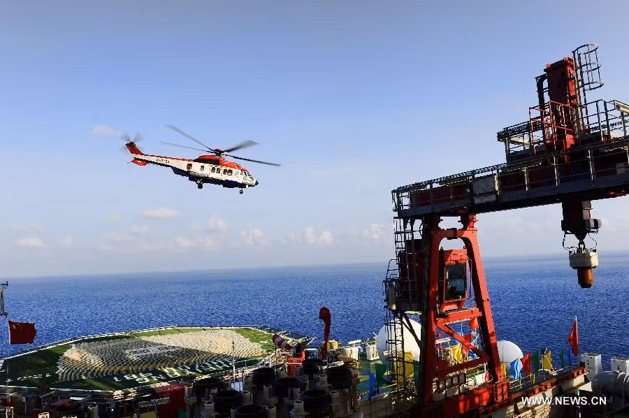 Trực thăng cất cánh trên bề mặt của Ocean Oil 981. Ảnh chụp ngày 8/5 Trực thăng cất cánh trên bề mặt của Ocean Oil 981. Ảnh chụp ngày 8/5