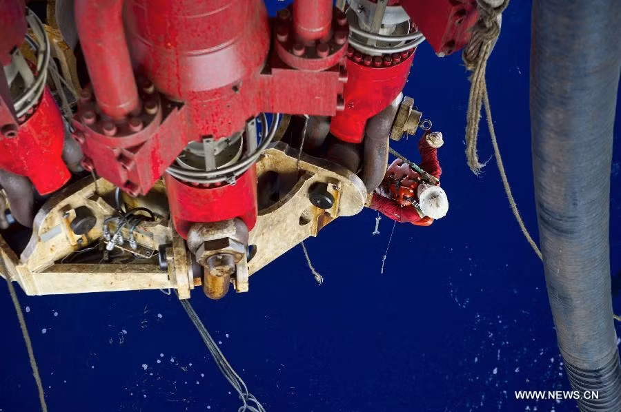 Kỹ thuật viên kiểm tra một thiết bị trên Ocean Oil 981. ảnh chụp ngày 8/5 Kỹ thuật viên kiểm tra một thiết bị trên Ocean Oil 981. ảnh chụp ngày 8/5