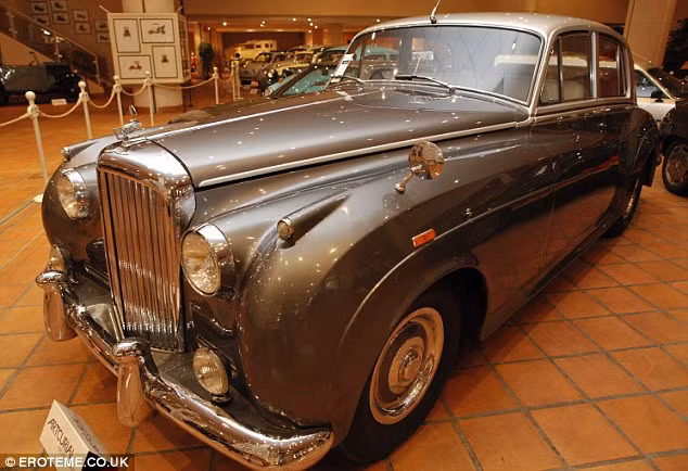 Chiếc Bentley S1 của những năm 1950. Hoàng gia Monaco có một bộ sưu tập xe hơi của mọi nhà sản xuất xe trên thế giới.