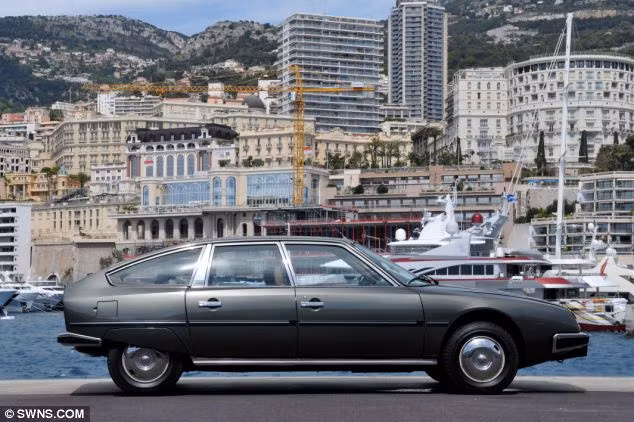 Chiếc Citroen CX đời 1980 cũng sẽ được đem ra bán đấu giá.