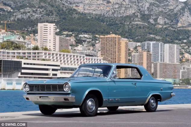 Chiếc Dodge Dart đời 1964 của Hoàng tử Rainier III cũng sẽ được bán đấu giá.