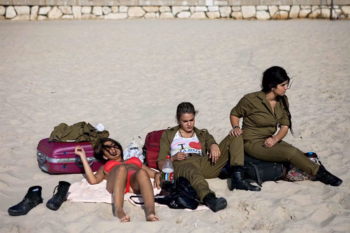 Nữ quân nhân Israel tắm nắng trên bãi biển ở Tel Aviv ngày 24/6. Nữ quân nhân Israel tắm nắng trên bãi biển ở Tel Aviv ngày 24/6.
