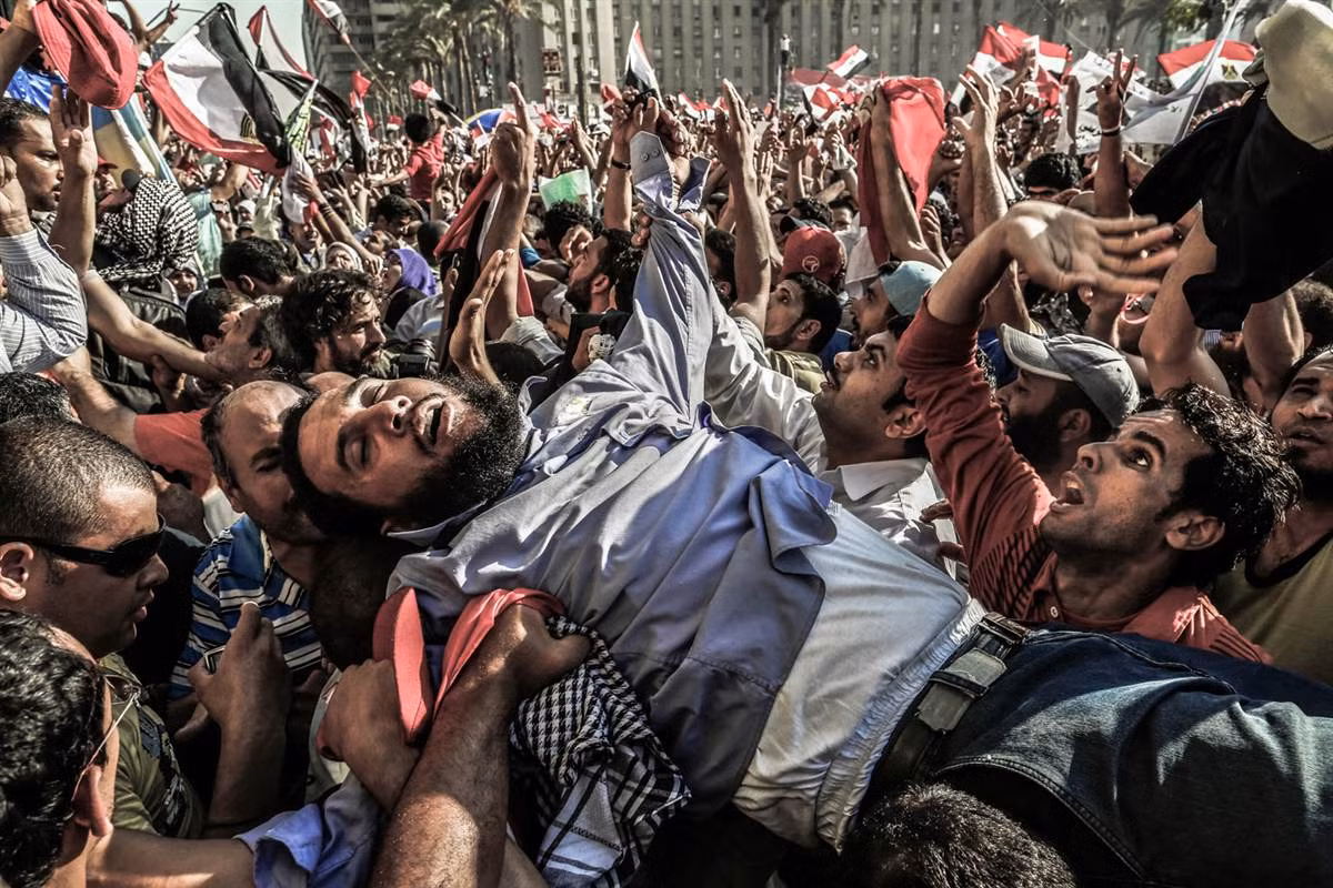 Những người Hồi giáo tại quảng trường Tahrir, Cairo ngày 24/6 - ngày bầu cử Tổng thống Ai Cập. Theo kết quả chính thức, ông Mohammed Morsi đã trở thành người chiến thắng với 51,7% phiếu ủng hộ. Đối thủ của ông, cựu thủ tướng Ahmed Shafiq nhận được 43,8%. Những người Hồi giáo tại quảng trường Tahrir, Cairo ngày 24/6 - ngày bầu cử Tổng thống Ai Cập. Theo kết quả chính thức, ông Mohammed Morsi đã trở thành người chiến thắng với 51,7% phiếu ủng hộ. Đối thủ của ông, cựu thủ tướng Ahmed Shafiq nhận được 43,8%.