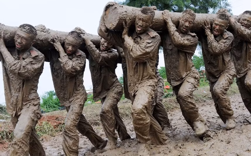 Lực lượng đặc biệt Trung Quốc huấn luyện trong bùn và nước