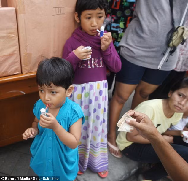 Popeye Lauts sử dụng đá khô rắn.