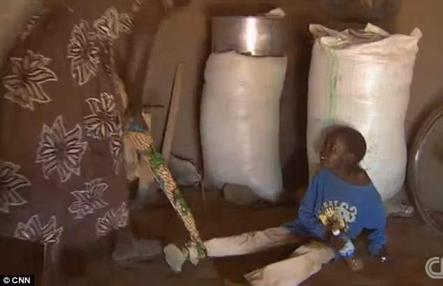 Grace Lagat, sống tại bắc Uganda phải buộc chân hai cô con gái bất kỳ khi nào cô đi ra ngoài để ngăn lũ trẻ đi lang thang và gặp nguy hiểm. Grace Lagat, sống tại bắc Uganda phải buộc chân hai cô con gái bất kỳ khi nào cô đi ra ngoài để ngăn lũ trẻ đi lang thang và gặp nguy hiểm.
