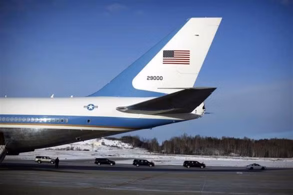 Đoàn xe chở Tổng thống Obama trên đường băng của căn cứ không quân Elmendorf ngày 12 1háng 11 năm 2009.