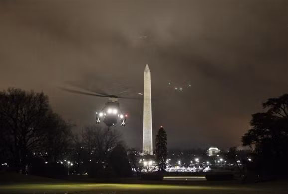 Marine One chở Tổng thống Obama chuẩn bị hạ cánh tại Nhà Trắng ngày 6 tháng 12 năm 2011.