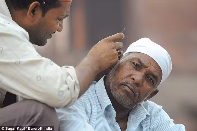 Mỗi ngày, anh Mohammed Abbas làm sạch tai cho khoảng 20-30 khách hàng. Hầu hết trong số họ là khách thâm niên và rất hiếm là người trẻ tuổi.