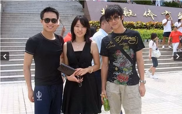 Terry Oh, cậu bạn người Hàn Quốc của Bạc Qua Qua hiện đang làm việc cho Pimco, một quỹ trái phiếu lớn nhất thế giới và có nhiều khoản đầu tư khắp Đông Nam Á. Qua Qua và Oh từng tham dự Olympic Bắc Kinh và được ngồi ở vị trí trang trọng tại lễ khai mạc. Ảnh: Qua Qua và Oh tại Olympic Bắc Kinh.