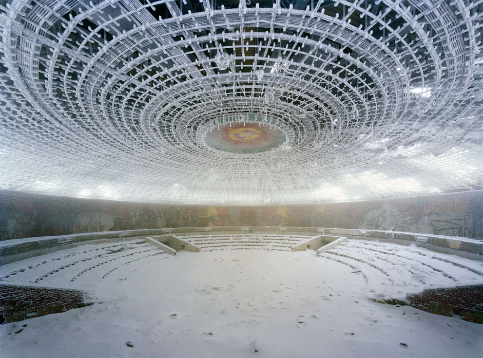 Tượng đài Buzludzha được xây trên độ cao 1.441m vào năm 1891 phủ tuyết trắng. Ảnh Thomas Jorion.