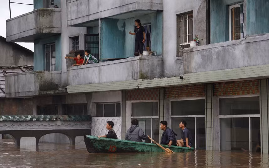 Cư dân chờ đợi trên ban công của một tòa nhà, trong khi những người khác dùng thuyền đi lại trong thành phố Anju bị ngập nước. Cư dân chờ đợi trên ban công của một tòa nhà, trong khi những người khác dùng thuyền đi lại trong thành phố Anju bị ngập nước.
