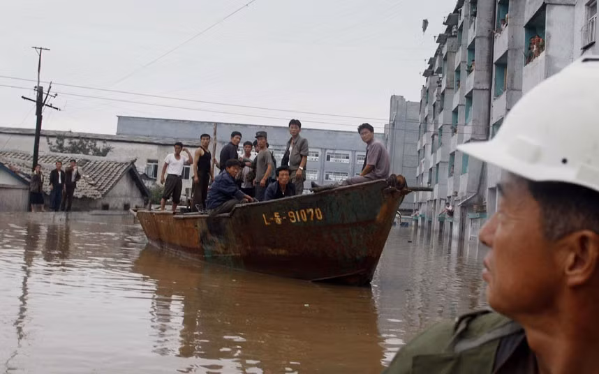 Nhân viên cứu hộ đi thuyền trên đường phố Anju. Nhân viên cứu hộ đi thuyền trên đường phố Anju.