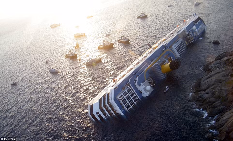 Tàu Costa Concordia mắc kẹt và đang chìm dần ở bờ biển gần đảo Giglio ở Tuscany, Ý ngày 14/1