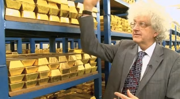 Giáo sư hóa học Martyn Poliakoff thuộc Đại học Nottingham mới được phép vào thăm kho tàng của nước Anh. Giáo sư hóa học Martyn Poliakoff thuộc Đại học Nottingham mới được phép vào thăm kho tàng của nước Anh.