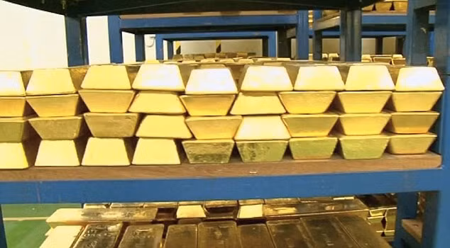 Trong kho này lưu trữ khoảng 310 tấn vàng là của các tổ chức và quốc gia khác ký gửi. Trên mỗi thỏi vàng đều được in một mã số và năm sản xuất. Thỏi vàng lâu đời nhất tại đây đề năm 1916. Trong kho này lưu trữ khoảng 310 tấn vàng là của các tổ chức và quốc gia khác ký gửi. Trên mỗi thỏi vàng đều được in một mã số và năm sản xuất. Thỏi vàng lâu đời nhất tại đây đề năm 1916.
