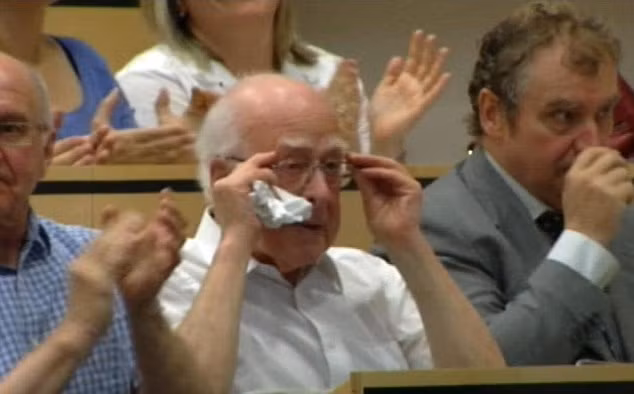 Giáo sư Peter Higgs, người đưa ra lý thuyết về sự tồn tại của hạt boson Higgs năm 1964 tại hội nghị công bố phát hiện mới của CERN.