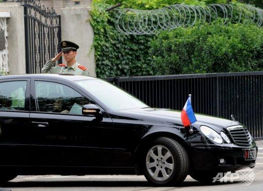 Chiếc xe bán công vụ chở Đại sứ Philippines rời đại sứ quán tại Bắc Kinh hôm 11/5. Ảnh AFP Chiếc xe bán công vụ chở Đại sứ Philippines rời đại sứ quán tại Bắc Kinh hôm 11/5. Ảnh AFP